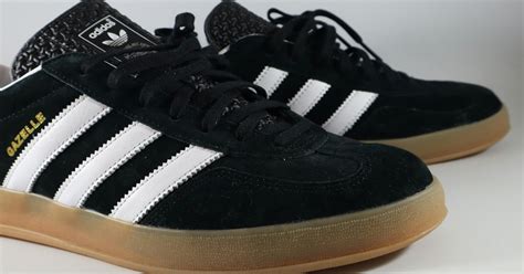 cek sepatu adidas asli.